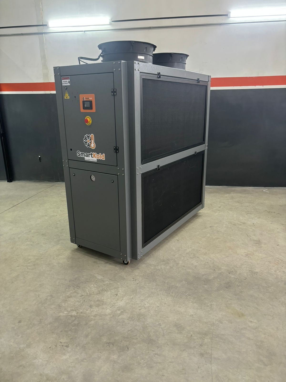 Chiller industrial — vista frontal